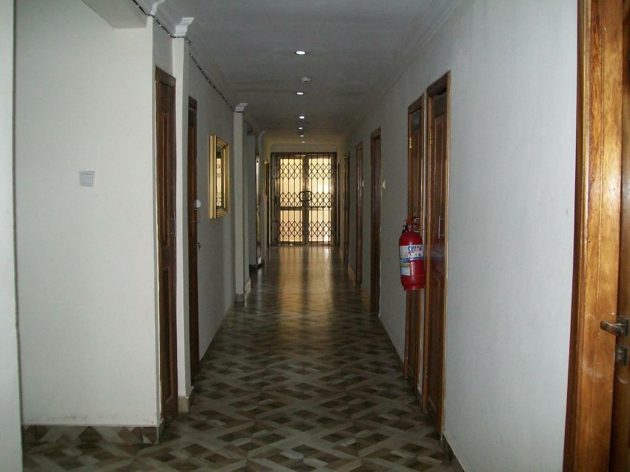 Ampomaah Hotel Acra Exterior foto